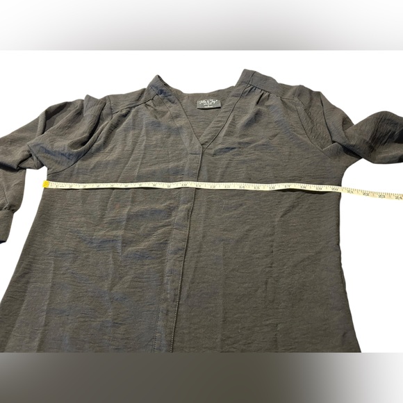 Jolie & Joy Women's Black V-Neck Top - Picture 5 of 9